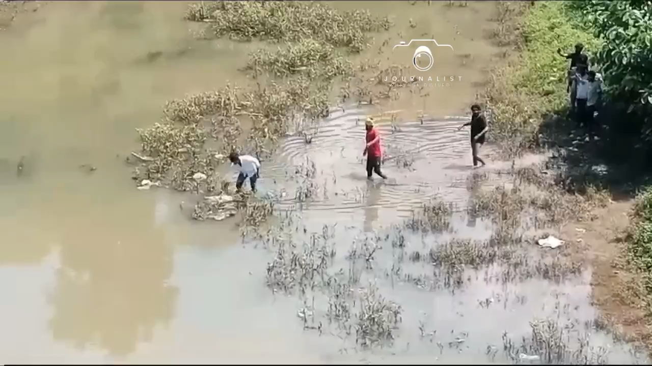 "मध्यांचल बैंक के पूर्व प्रबंधक की आत्महत्या की कोशिश, युवाओं ने नदी में बचाई जान - उचेहरा, मध्य प्रदेश" #uchehra #satnanews #satna