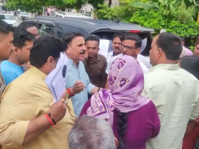 आज अपने #प्रयागराज के #प्रीतमनगर स्थित आवास पर जनता दर्शन किया एवं #कौशाम्बी संसदीय क्षेत्र से आये हुए आगंतुक वरिष्ठ नागरिकों, महिलाओं एवं युवाओं की समस्याओं को सुनकर उनके शीघ्र निराकरण हेतु संबंधित विभाग के अधिकारियों को फोन एवं पत्र के