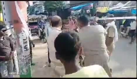 #सिद्धार्थनगर के डुमरियागंज में बेदौला चौराहे पर पुलिस ने दिव्यांग व्यक्ति को जमकर पीटा .?