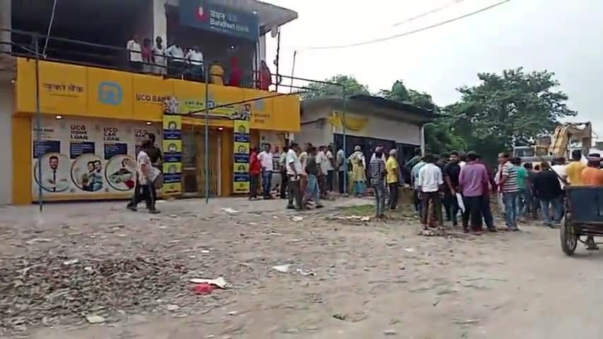 रामनगर तेघरा मोड़ के पास लोगों का घर गिरता हुआ मुआवजे के लिए हजारों लोगों ने मांग किया #बनारस
