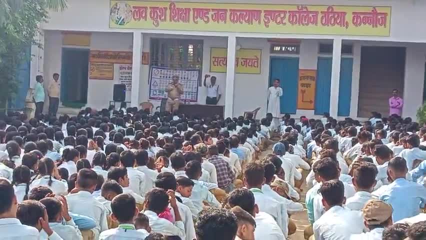 ठठिया स्थित एक इंटर कॉलेज में यातायात प्रभारी आफाक खान ने यातायात नियम बच्चों को समझाएं
#transport 
#kannaujnews 
#upcm
