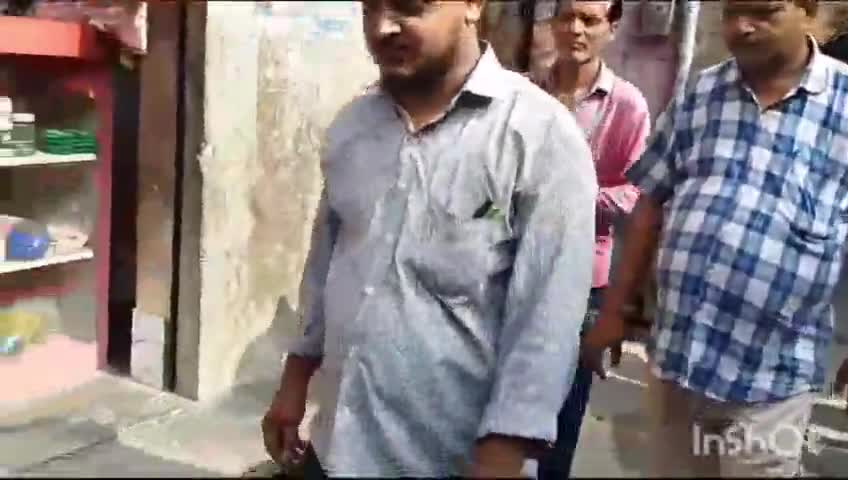 सियाना: मोहल्ला पट्टी हरनाम सिंह में नगर पालिका द्वारा मुनादी करवाकर राशन कार्ड धारकों से की आयुष्मान कार्ड बनवाने की अपील