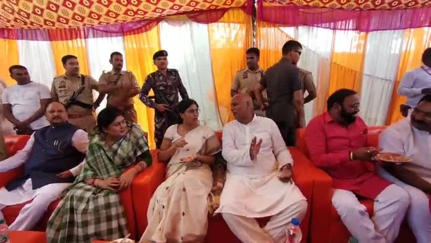 मड़ियाहू: मलाई गांव पहुचीं #अनुप्रिया पटेल, शोकाकुल परिवार को बंधाया ढांढस

#apnadalofficial #anupriyaspatel