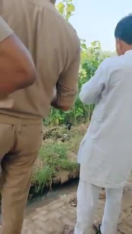 गावो सांपला मे आबादी की भूमी  पर कब्ज़ा करते गावों के हि दबंग व्यक्ति पुलिस से....
सांपला