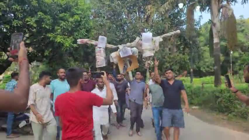 BHU के छात्रों ने VC का पुतला फूंक।

#BHU #Varanasi #Banarashinduuniversity #ugcnet #phdentrance