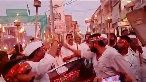 #Amethi 
संजय गांधी अस्पताल में स्वास्थ्य सेवाएं बहाल कराने के लिए आज विधानसभा अमेठी में कांग्रेसजनों ने मशाल जुलूस निकाला।
#PriyankaGandhiVadra
#RahulGandhi