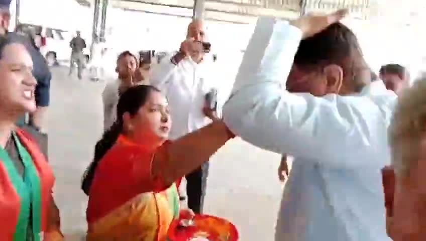 ऐलनाबाद विधानसभा पन्ना प्रमुख सम्मेलन में आ. प्रदेशाध्यक्ष श्री OP धनखड़ जी का अभिनंदन।
#NitashaRakeshSihag #Ellenabad