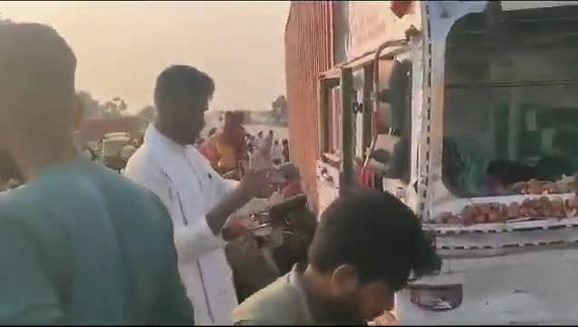 कन्नौज तेज रफ्तार कंटेनर ने ट्रैक्टर में मारी टक्कर एक व्यक्ति की मौत #kannaujnews #accidentdeath #tractor2twitter