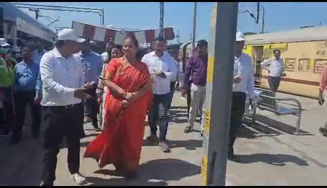 #लखनऊ नगर निगम की महापौर सुषमा खर्कवाल ने 14 मिनट मिरेकल अभियान में शामिल होकर समझी #वंदे_भारत ट्रेन की कार्यप्रणाली।