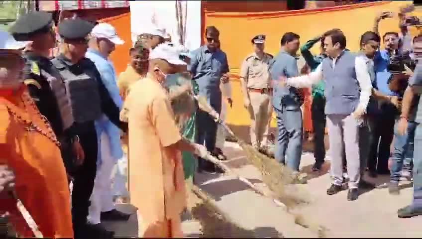 उत्तरप्रदेश: मुख्यमंत्री योगी आदित्यनाथ ने नैमिषारण्य धाम, सीतापुर में #स्वच्छताअभियान में भाग लिया