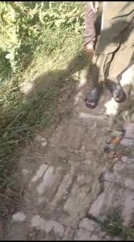 खजनी ब्लॉक - ग्राम सभा सहसी टोला (बंगला) गाँव कि जनता रोड़ बनाने कि मांग कर रही है रोड़ कि दैनिक स्थिति बहुत ही खराब है!