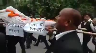 मोदी सरकार के खिलाफ हुए वकील
#modi #bjpgujarat #loksabhaelection #rahulgandhiji #harkhabaraaptak #muslim #shamsulqamar
