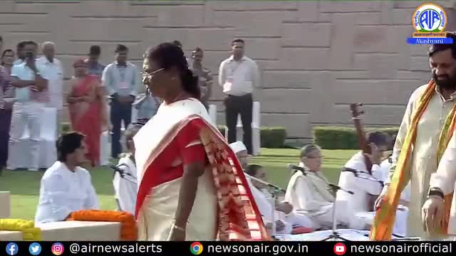 राष्ट्रपति द्रौपदी मुर्मू ने #गांधीजयंती के अवसर पर राजघाट पर महात्मा गांधी को श्रद्धांजलि अर्पित की। सांसद कौशल किशोर