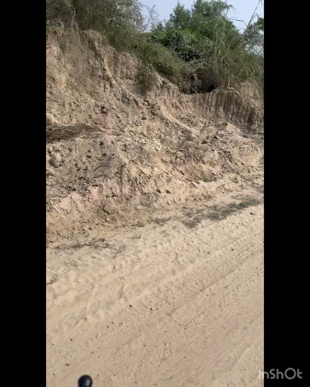 हरदुआगंज थाना क्षेत्र में भुढासी के पास  खनन माफिया दीनदहाड़े नहर की पटरी काट कर ले गए #newslive #newsindi #aligarh
