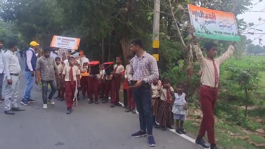 बच्चों ने निकाली प्रभात फेरी, स्वच्छता के प्रति किया जागरूक।।  #गांधी जयंती  #द नॉलेज पार्क अकादमी #नवाबगंज  #स्वच्छता