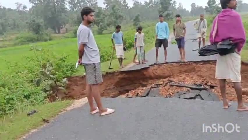 #3 दिन से लगातार भारी मात्रा में बारिश होने के कारण लोलकी से प्रतापपुर मार्ग  के बीच हुआ क्षतिग्रस्त@