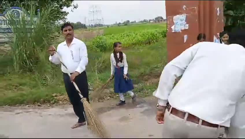 घोसी: अमर शहीद ब्रिगेडियर उस्मान गेट पर चलाया गया सफाई अभियान ज्योति धाम स्कूल फतेहपुर ढोड़हरा की तरफ से चलाया गया अभिया