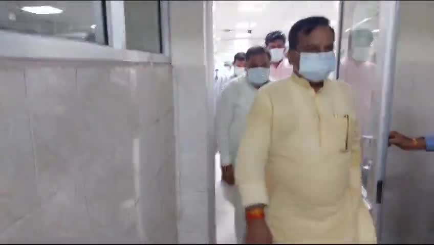 #देवरिया #दुर्भाग्यपूर्ण #घटना में घायल मासूम बच्चे अनमोल दुबे से मिले #सांसद रवि किशन, #प्रभारी मंत्री दयाशंकर सिंह।