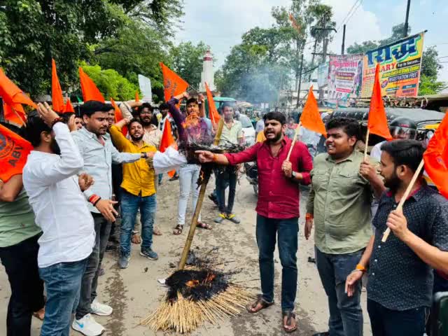 #ABVP_आरा द्वारा मुख्यमंत्री नीतीश कुमार एवं उपमुख्यमंत्री तेजस्वी यादव का पुतला दहन कर आक्रोश मार्च निकाला गया।