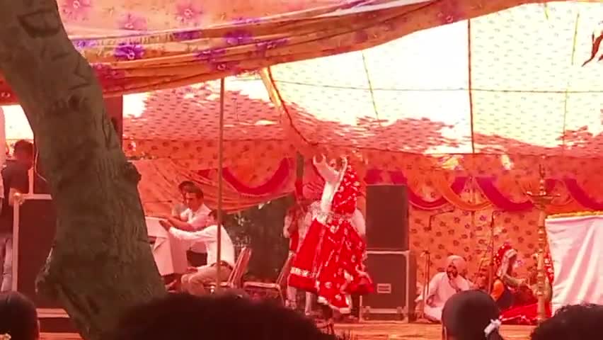 जाटनी का गजब डांस।
K M College Narwana talent show
के एम कॉलेज नरवाना में टैलेंट शो में गजब के डांस।