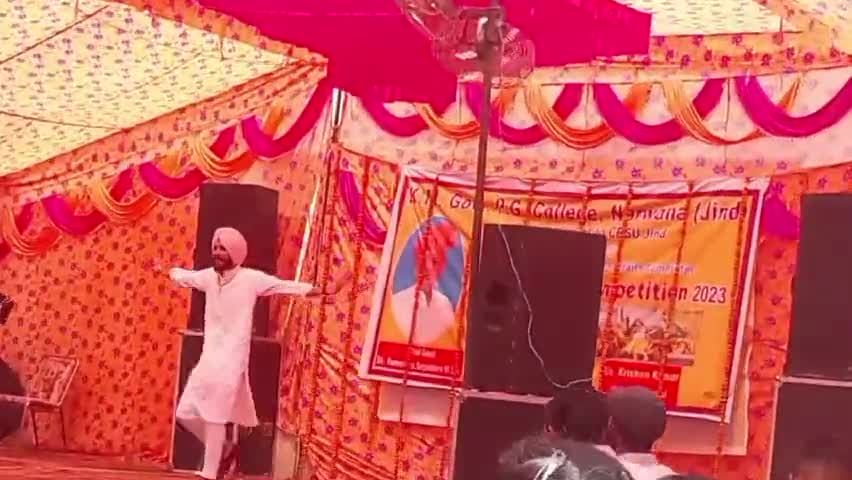 जट्ट सॉन्ग पर जबरदस्त डांस।
K M College Narwana talent show
के एम कॉलेज नरवाना में टैलेंट शो में गजब के डांस।