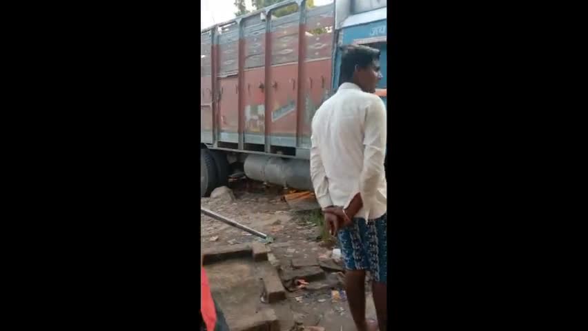 मानिकपुर: बोड़ी पोखरी चौराहा में रात  5 बजे घुसा होटल में मानिकपुर मार्गं राजापुर मार्ग NH 731 और NH 35 #bjpfailsindia
