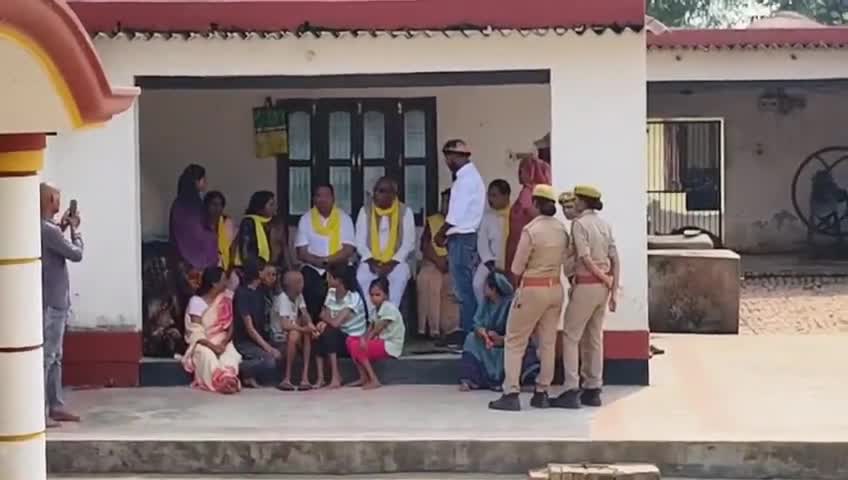 Omprakash Rajbhar  ने देवरिया में प्रेमचंद्र यादव के परिवार से मुलाकात की...
#DeoriaHatyakand #oprajbhar
