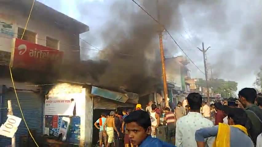 अतर्रा: #oarn kasbe me lagi #aag# kuswaha election@ oran# me btaya# ja rha@ hai ki tar ## lagi aag #jila Banda ##
