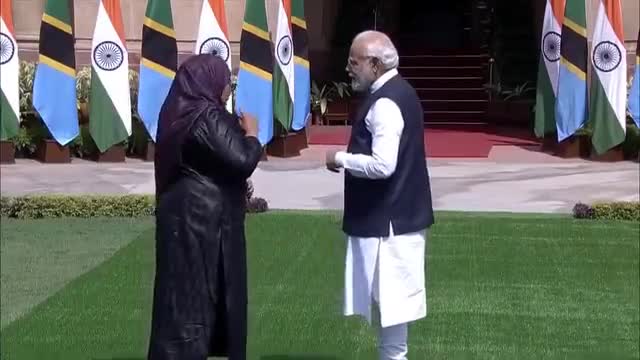 नई दिल्ली

तंजानिया की राष्ट्रपति सामिया सुलुहु हसन ने पीएम नरेंद्र मोदी से मुलाकात की
 #नई दिल्ली में.