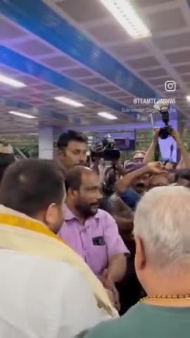 केरल के कालीकट एयरपोर्ट पहुँचने पर स्थानीय नेताओं के द्वारा मा॰ उपमुख्यमंत्री श्री #तेजस्वी #यादव जी का स्वागत किया गया। कल कोझिकोड में एक कार्यक्रम में शामिल होंगे नेताजी श्री तेजस्वी बाबू!