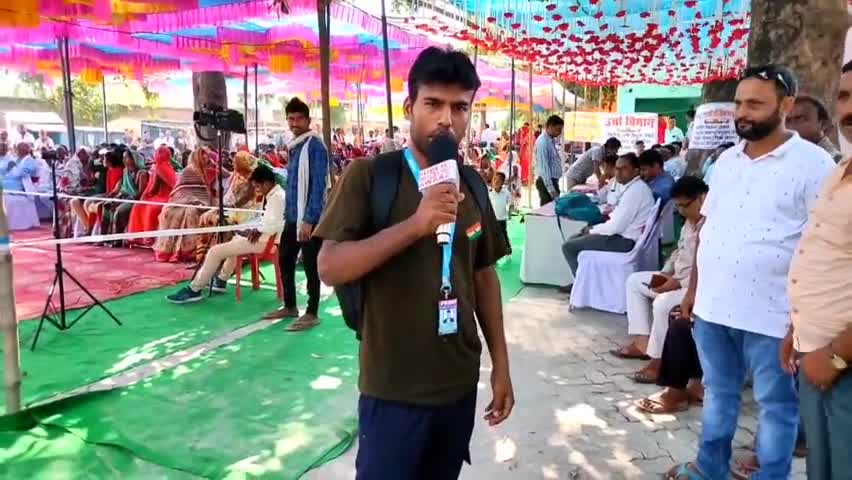 बाकवा पंचायत के बकवा बाजार पे मढ़ौरा के एसडीएम महिला ने आकर लोगो का मनोबल बढ़ाया कहा आप सबकी सभी मांगे पूरी की जाएगी