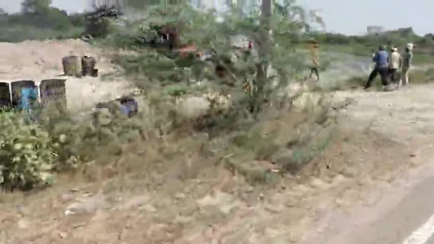 कंक्रीट डामर मिक्सर में लगी आग,बाल बाल बची जान रानीपुर रोड़ टिकरी के पास डल रहा हैं रोड़ #highway  #hadsa #news18india