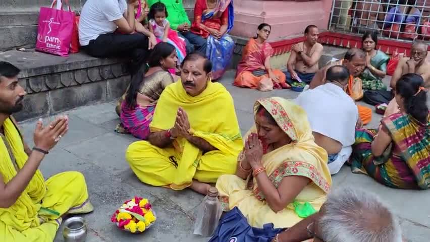परली बैद्यनाथ ज्योतिर्लिंग का अभिषेक।