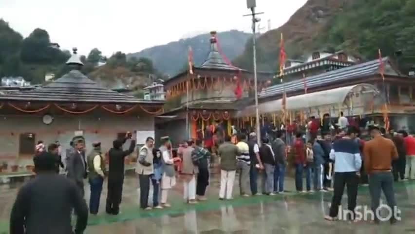 टिक्कर: रोहड़ू उपमंडल के हाटकोटी माता मंदिर में नवरात्रों के उपलक्ष्य में दिन भर माता के दर्शन के लिए लोगों की लगी रही भीड़