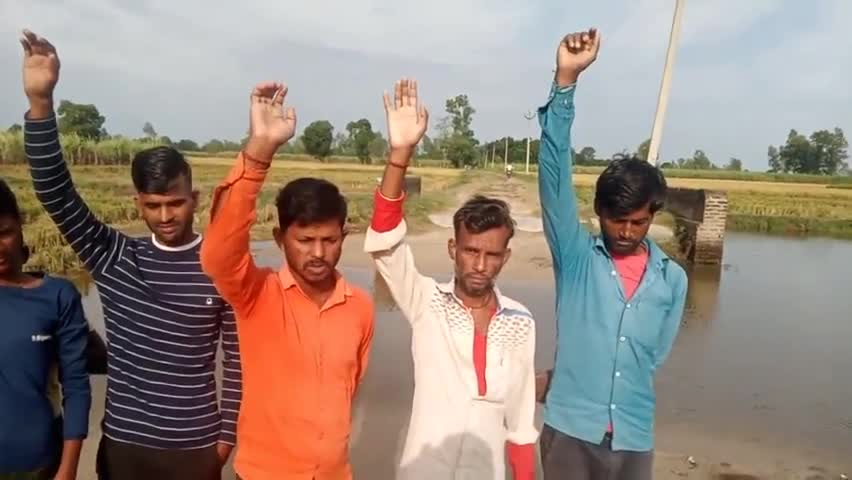 पीलीभीत: #तहसील कलीनगर क्षेत्र जमुनिया, लक्ष्मीपुर के मध्य रास्ते में पुलिया के समीप रास्ता कटा राहगीर,व छात्र हो रहे परेशान।