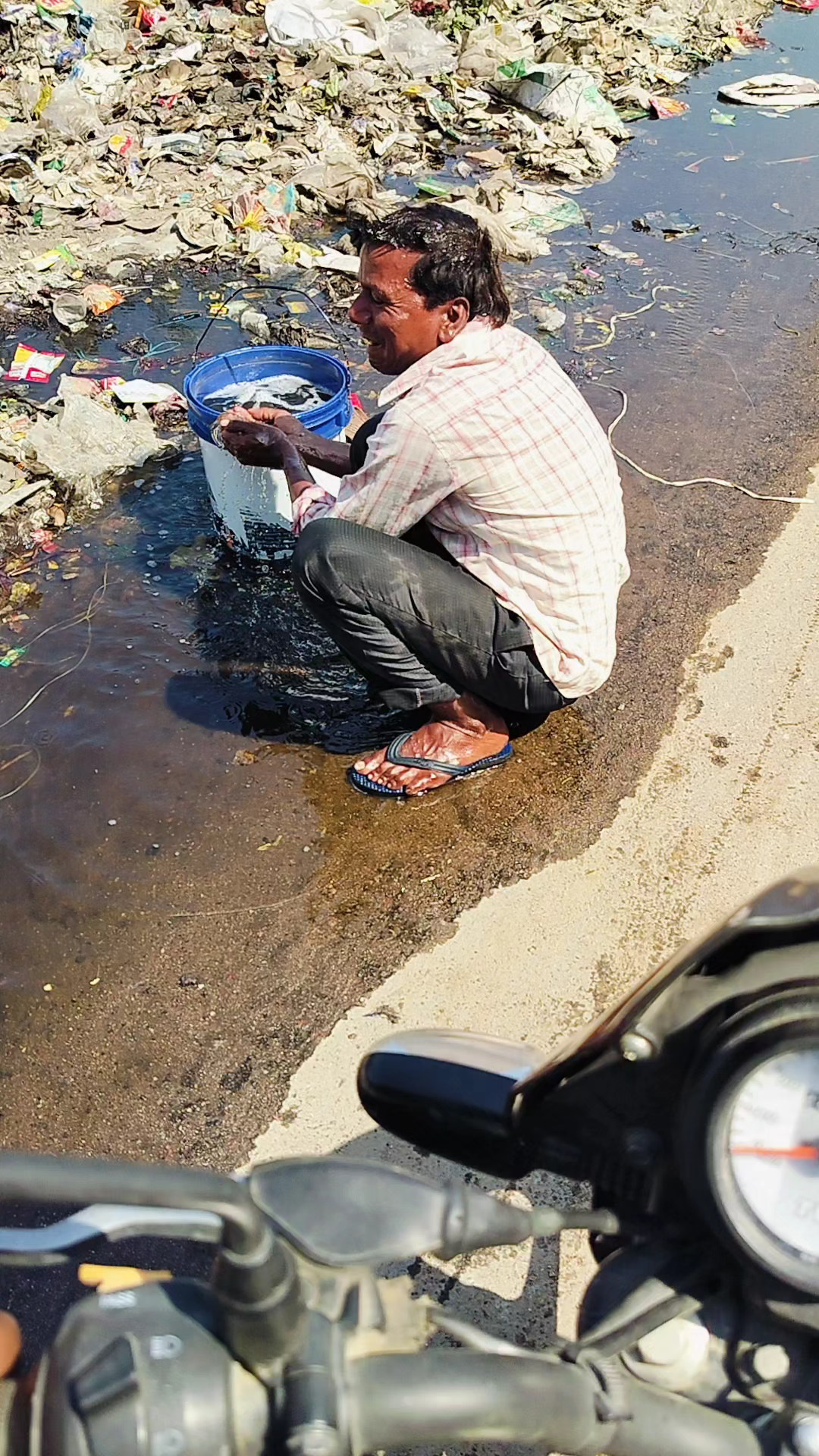 कानपुर: भौंती हाईवे में डीजल टैंकर फैटने से फेला डीजल लोगो ने बाल्टीओ में भरा#kanpurlive #newstoday #