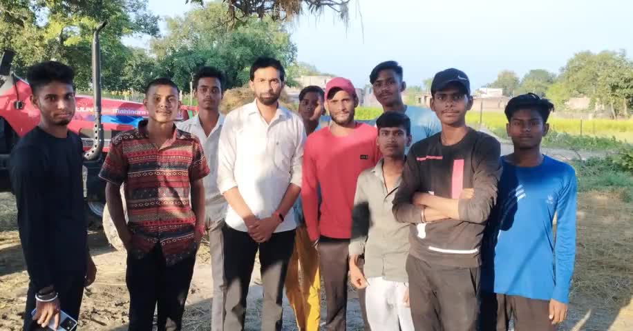 वक्त सिखा ही देता है,इंसान को जीने का हुनर
फिर क्या नसीब,क्या मुकद्दर और क्या हाथ की लकीरें🤲