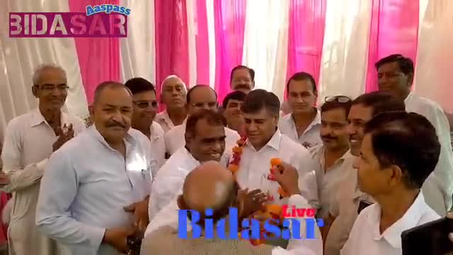 मनोज मेघवाल को कांग्रेस से टिकट पर समर्थकों ने माला पहनाकर बधाई दी।