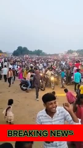 दुधि: दुद्धी: महुली फील्ड में विजया दशमी के दिन मेले मे उमड़ी हजारों लोगों की भीड़।
#breaking #news #duddhi #aaptak
#rowdy_a🎤