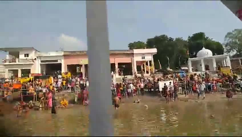 #Raebareli #ऊंचाहार क्षेत्र के गोकना घाट पर मूर्ति विसर्जन करने गए श्रद्धालुओं ने किया गंगा स्नान,लगाए जयकारे #विजयादशमी