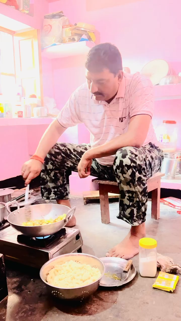 बेटे दिव्यांश शुक्ला(bobby) जन्मदिन के दुसरे दिन सुबह अपनी बहन के घर मे मैने सुबह  का नस्ता pasta/macroni बनाकर सबको खिलाया।
#kitchen
#rasoi