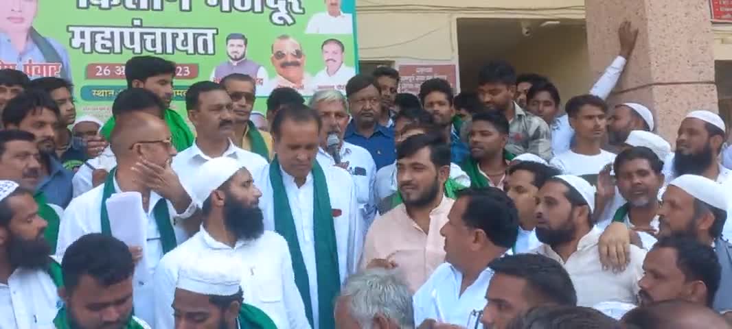 आज डीएम कार्यालय शामली पर किसान मजदूर भारतीय संगठन को शामली बार एसोसिएशन के अध्यक्ष  समर्थन देकर शामली  पंचायत को संबोधित करते हुए
 #किसान मजदूर भारतीय संगठन जिंदाबाद
#शामली बार एसोसिएशन जिंदाबाद
