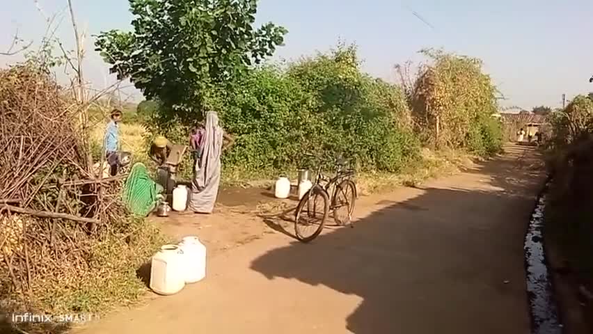 निवास: ग्राम पंचा छिंदगांव में नल जलयोजना चालू  के बवजूद भी पानी के लिए संघर्ष करते हुए ग्रामीण लोग#bijadandi 
#mandlanews