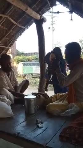 नानपारा: ग्राम सभा अरनावा कुर्मिनपुरवा रामपुर पर धोबिया हार में आए फकीरों ने अपने मधुर भजनों से किया सबको उत्साहित ।#न्यू अपडेट
