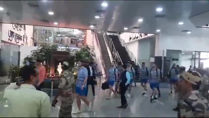 भारत के खिलाफ होने वाले मुकाबले के लिए इंग्लैंड की टीम लखनऊ के इकाना स्टेडियम में पहुंची #cricketlatestnews #lucknow