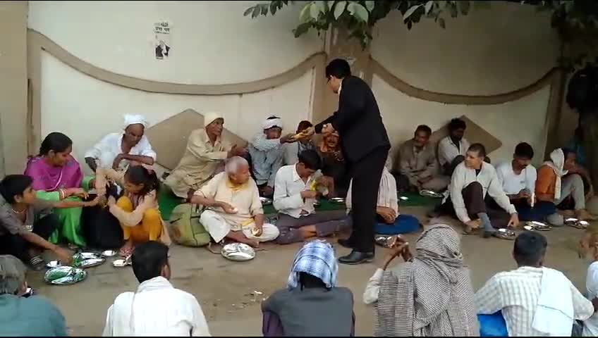 भगवान वाल्मिकी जयंती पर फल वितरित किए #आजादसेना #AzadSena #animalsympathyorg