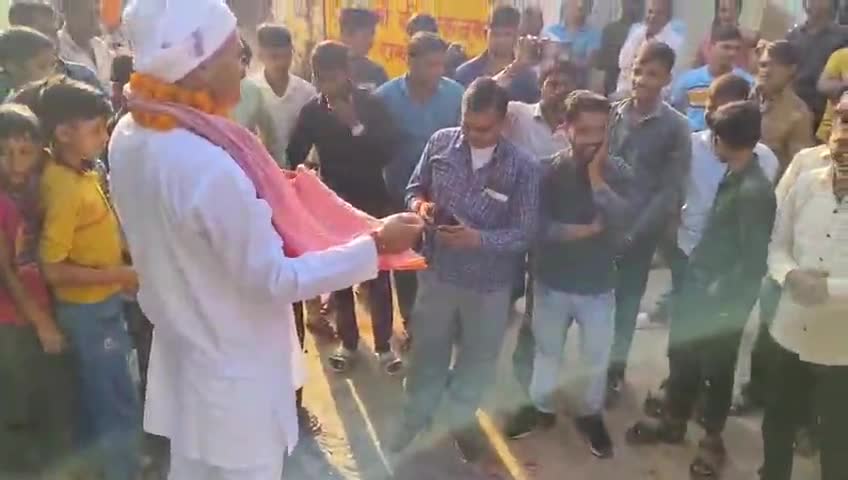 Nirdaliya pratyashi nandram kushwaha ko logo ne chanda ikaththa kar utara medan me ##
#kamal soni