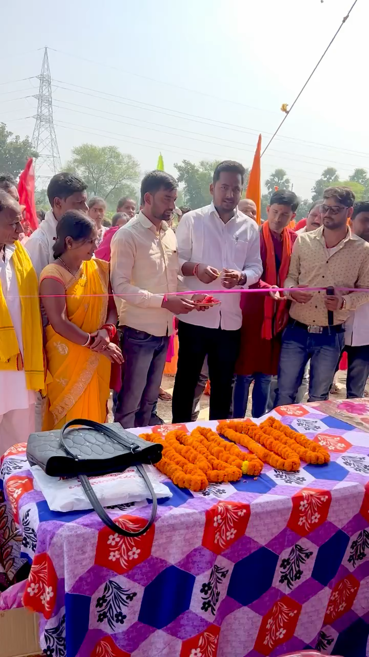 आज बाँका क्षेत्र के दूधियतारी मैदान पर एकल अभियान अभ्युदय यूथ क्लब द्वारा आयोजित खेल प्रतियोगिता में बतौर मुख्य अतिथि विधिवत उद्घाटन करते हुए।
#SharadYadav #Banka #शरद #बाँका