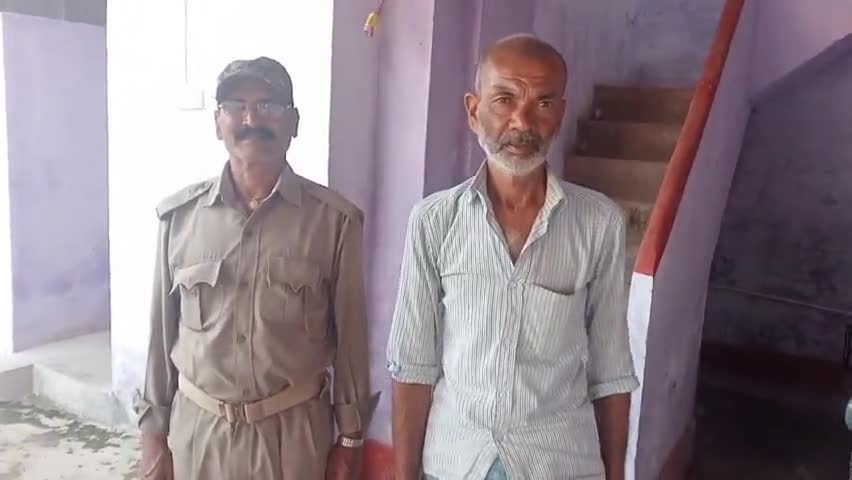 नानपुर: नानपुर थाना क्षेत्र के बहुरार गांव में मध निषेध थाना की पुलिस 29 बोतल नेपाली सौफी शराब के साथ एक तस्कर को किया गिरफ्तार