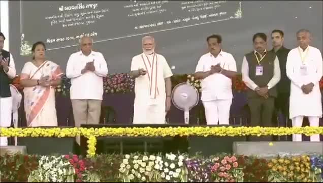 पीएम नरेंद्र मोदी ने #गुजरात के मेहसाणा में 5800 करोड़ रुपये की विकास परियोजनाओं की शुरुआत की।